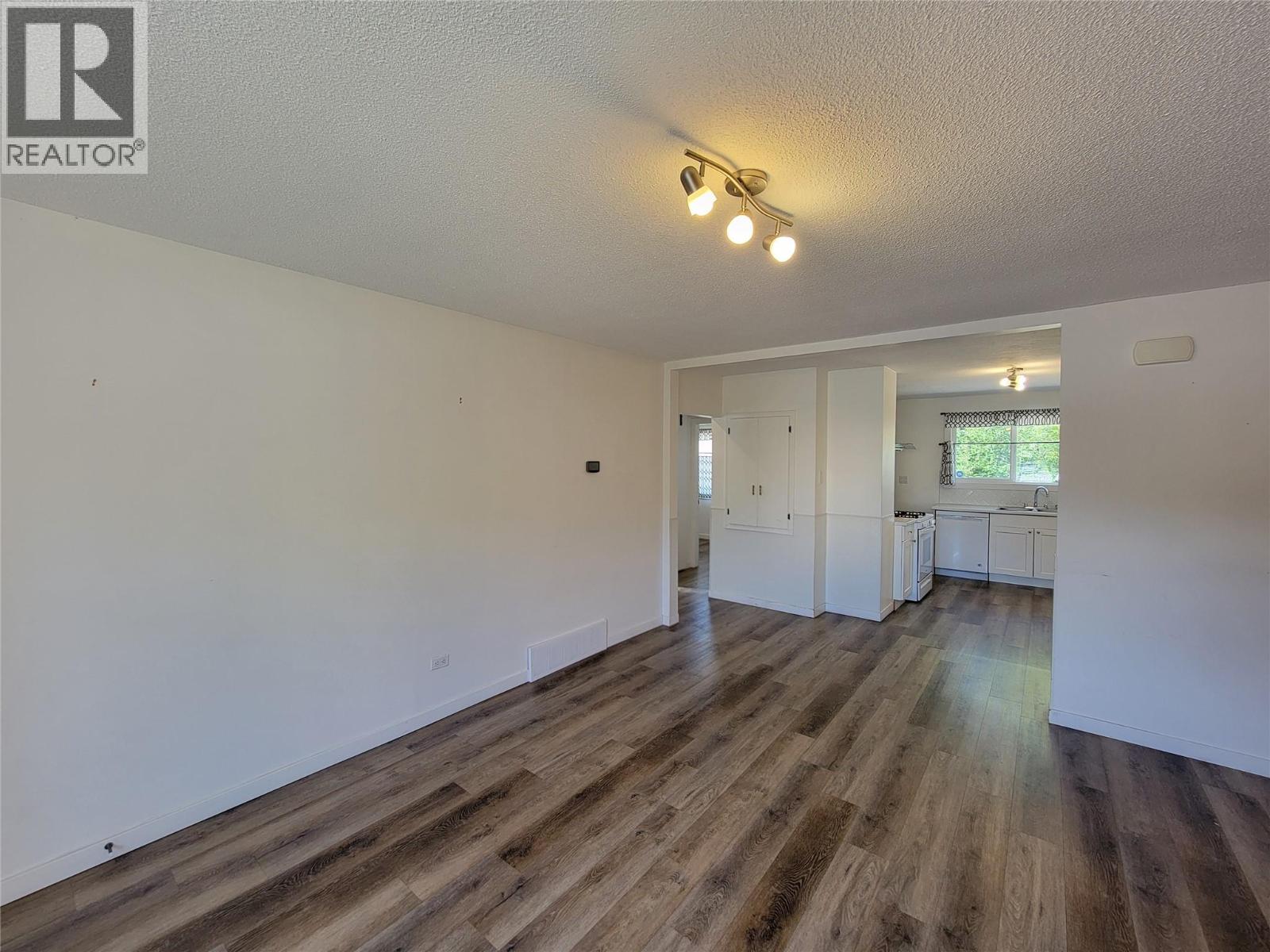 565 Eckhardt Avenue W Property Photo 16