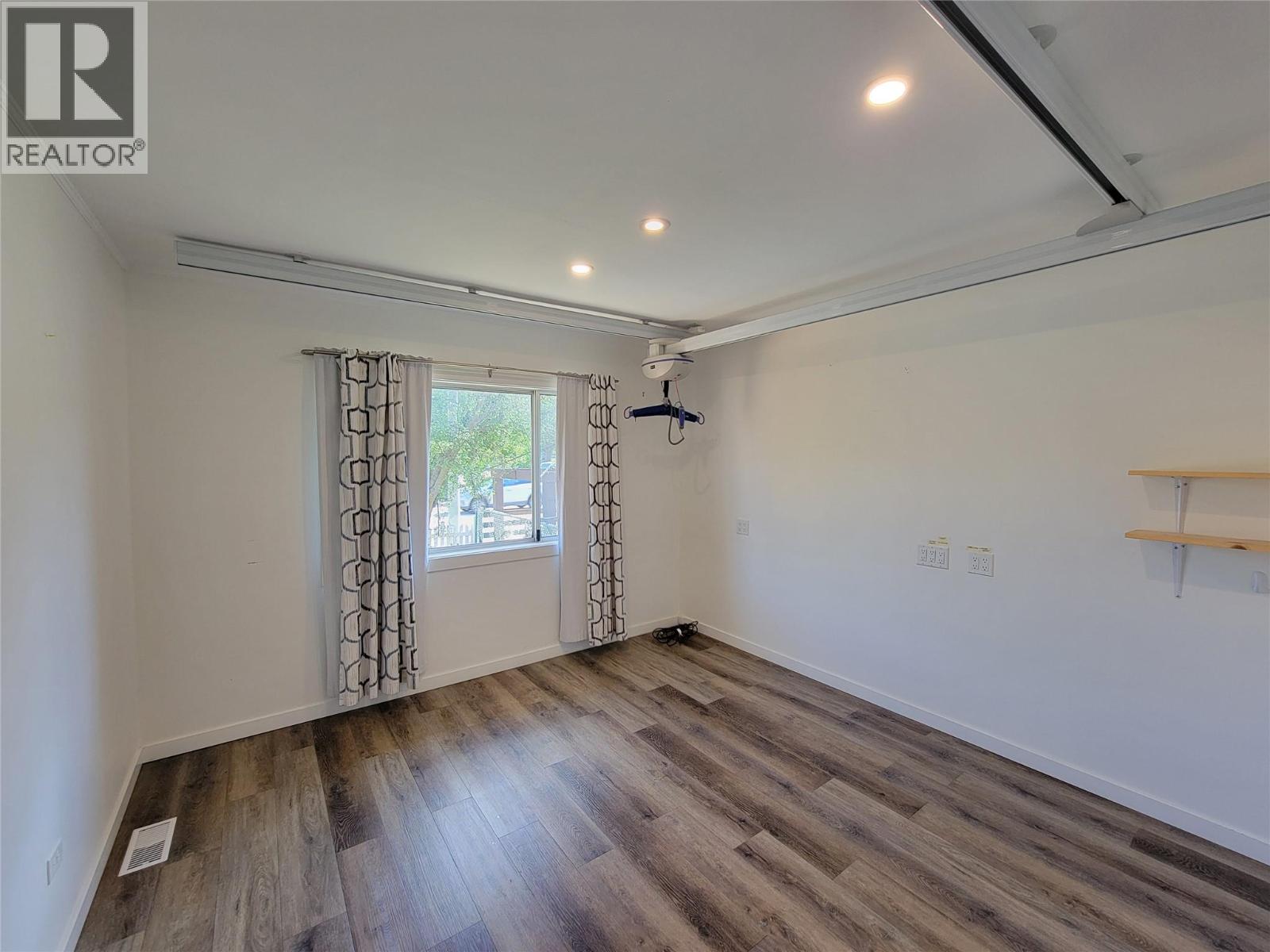 565 Eckhardt Avenue W Property Photo 17