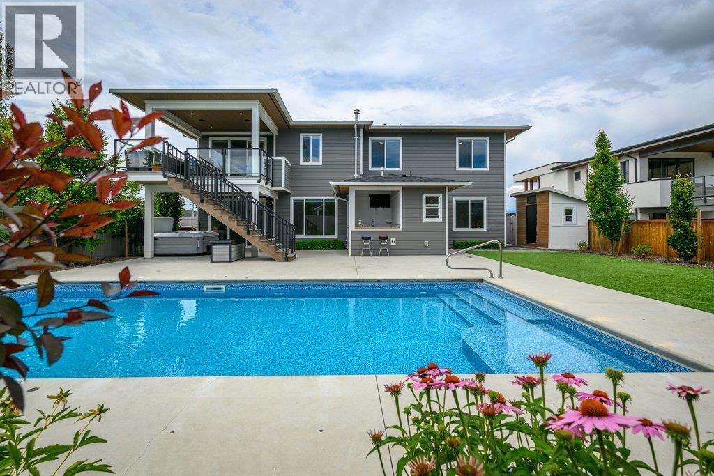 631 Mt Ida Crescent Property Photo 2