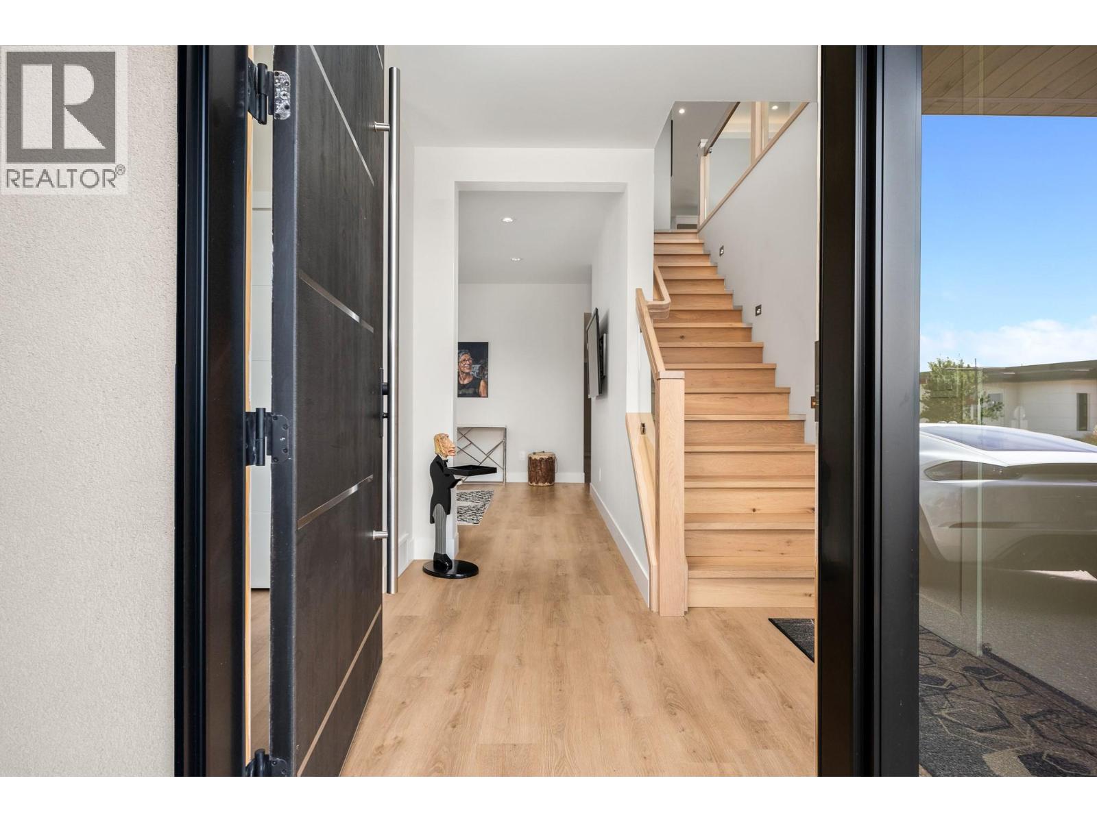 9839 Beacon Hill Crescent Property Photo 3