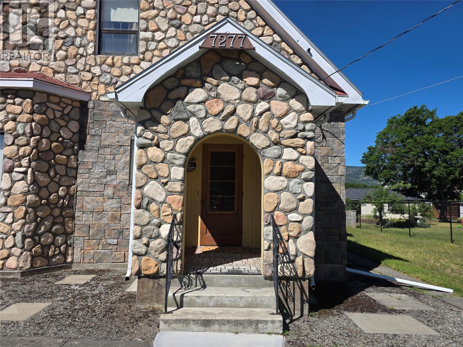 7277 8th Street Property Photo 2