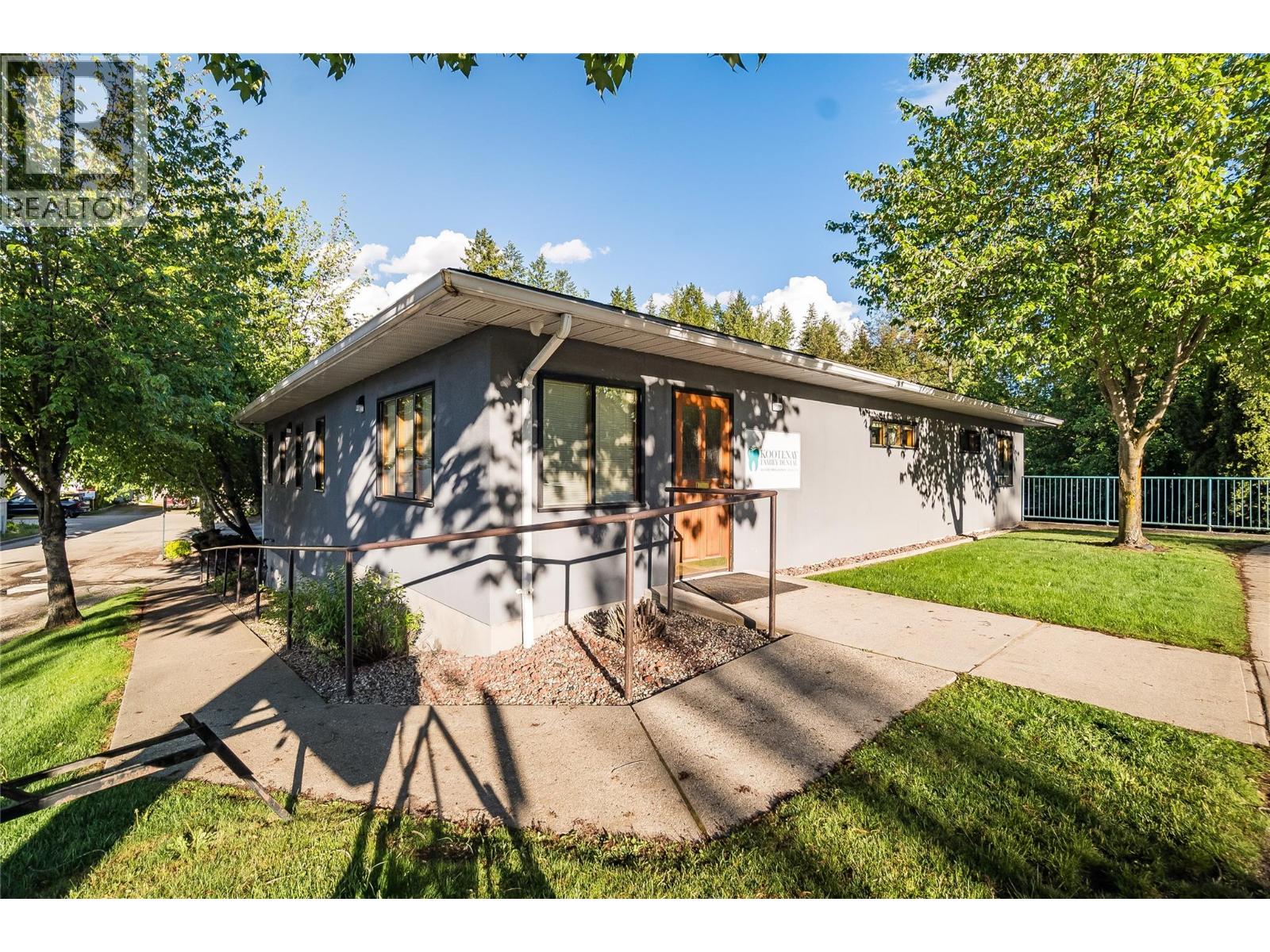 663 Columbia Avenue Property Photo 1