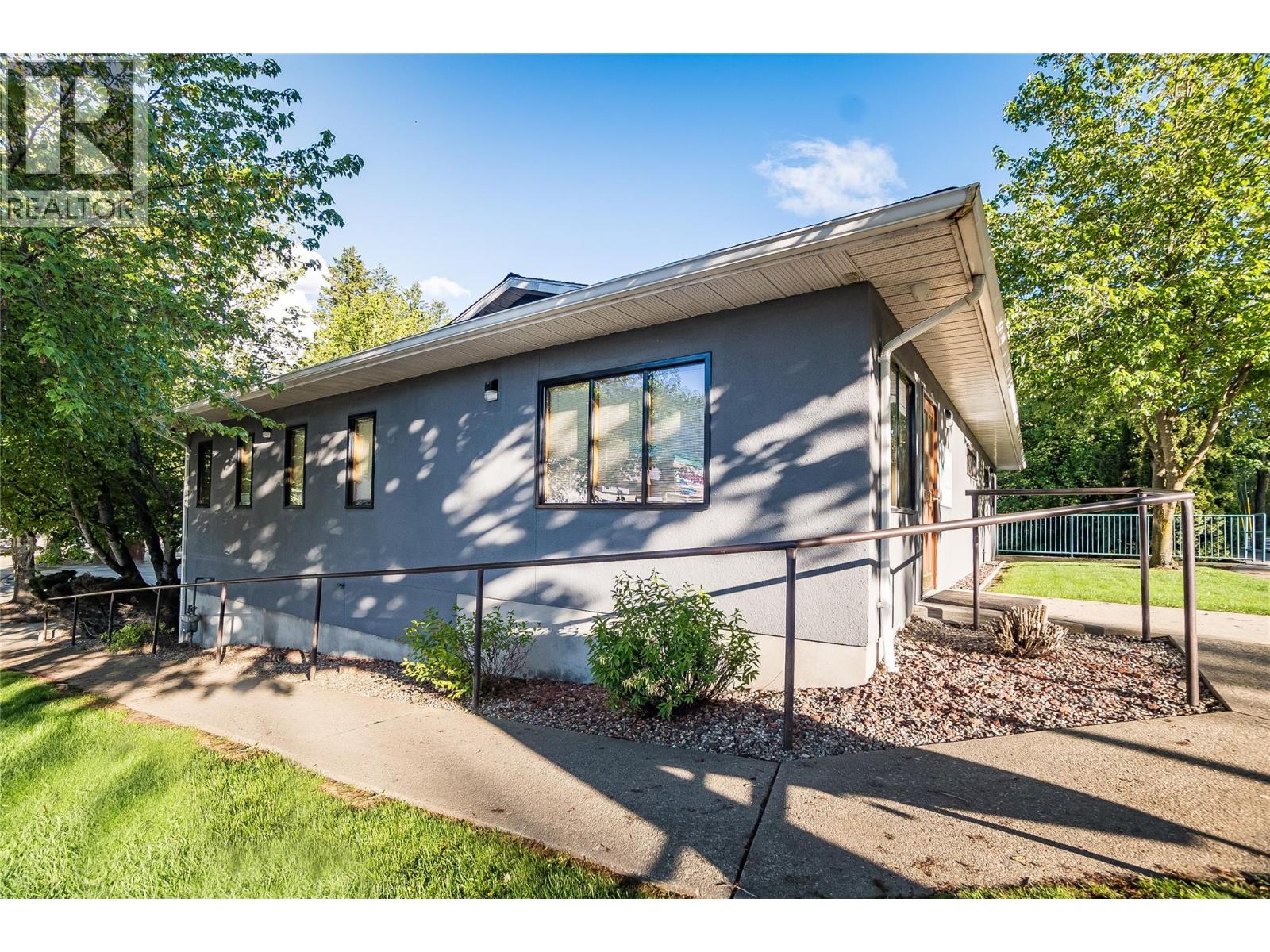 663 Columbia Avenue Property Photo 3