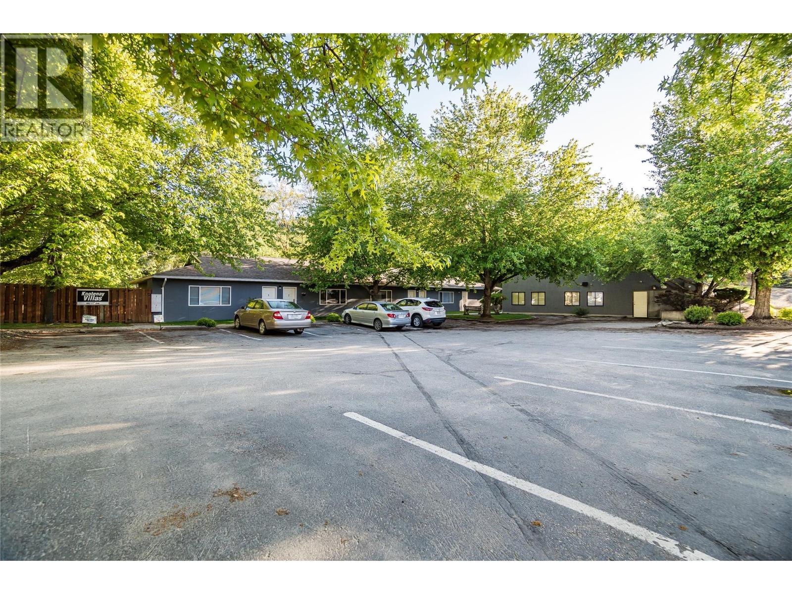 663 Columbia Avenue Property Photo 4