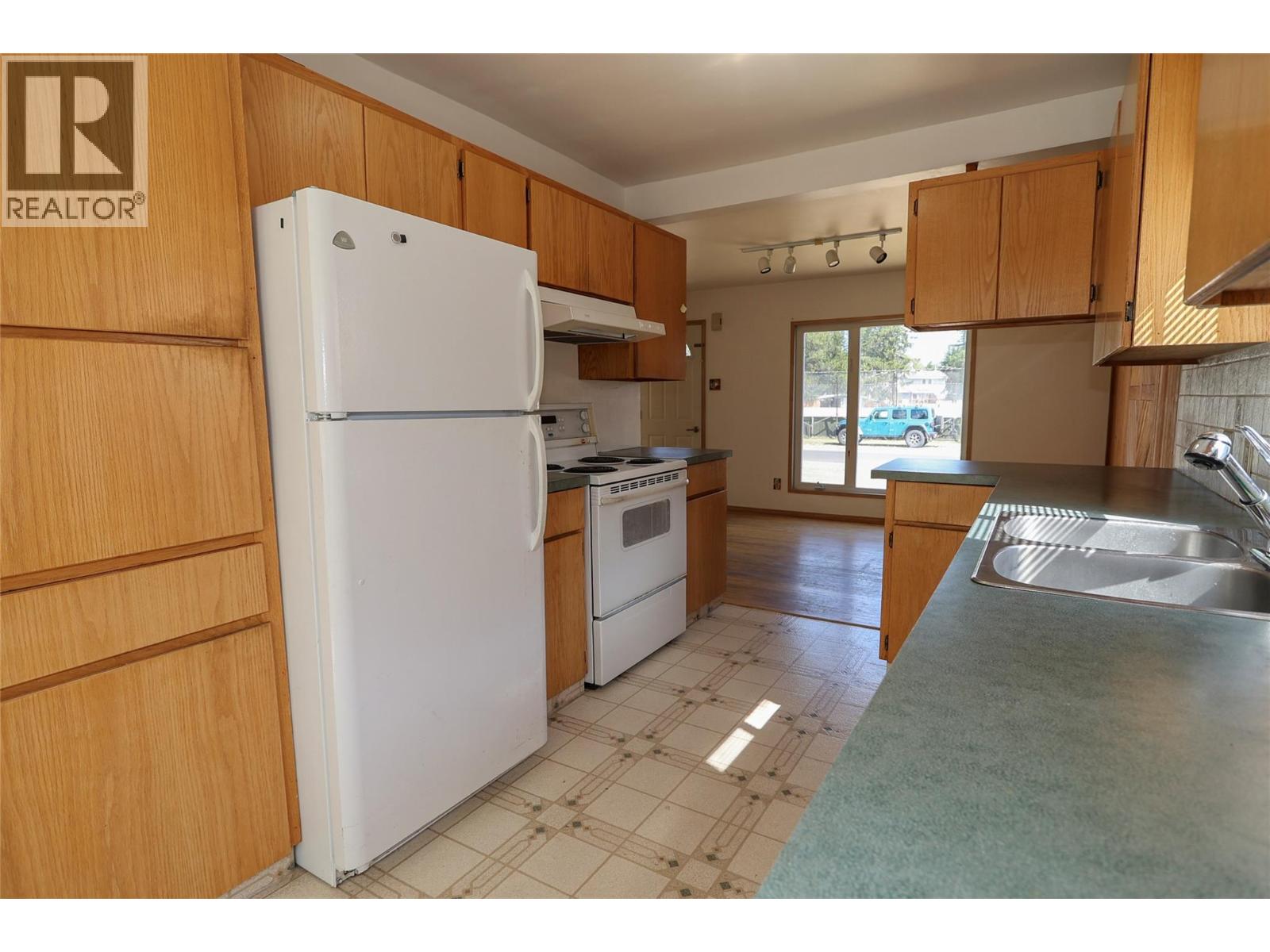 610 6 Avenue Property Photo 2