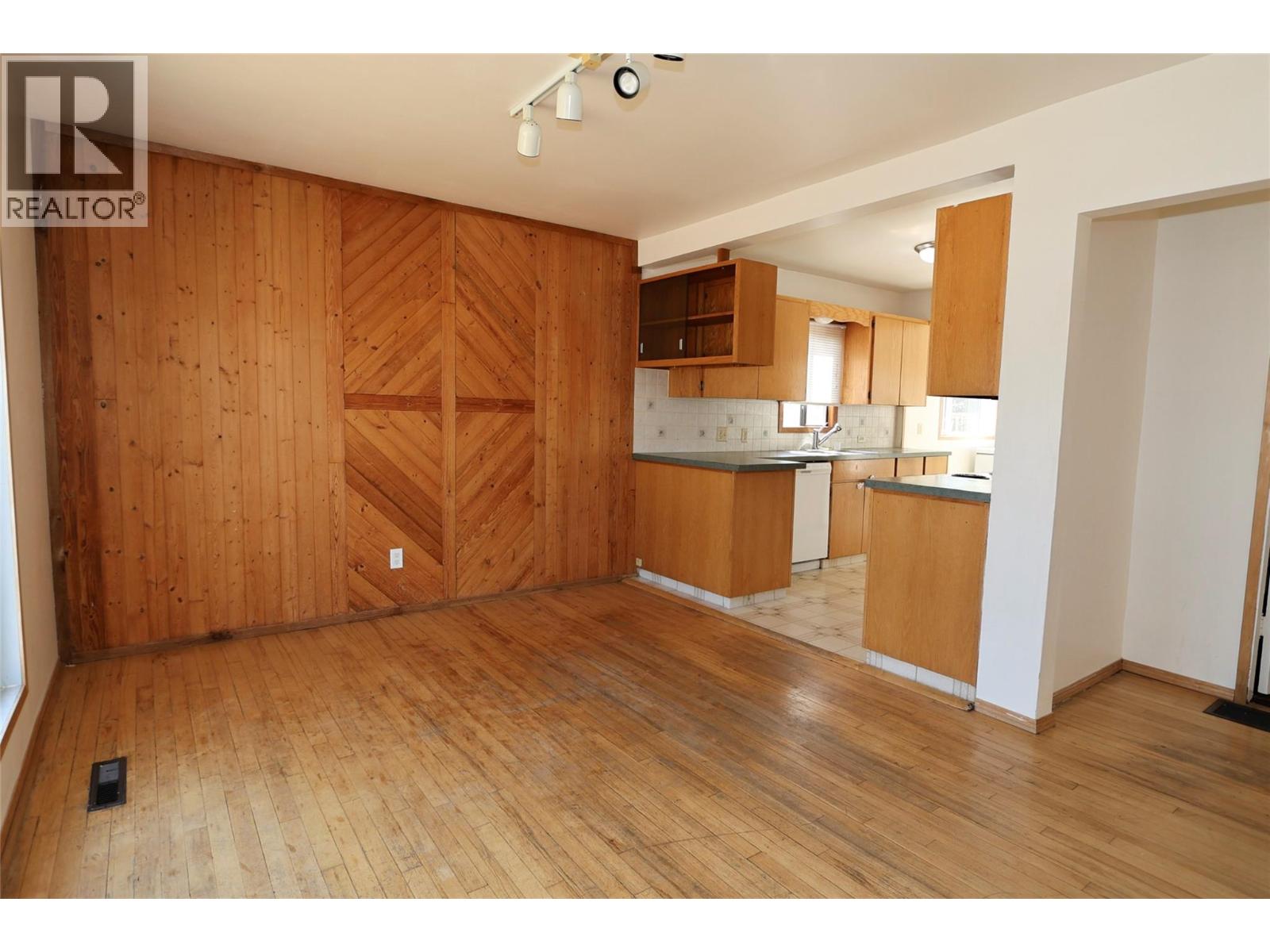 610 6 Avenue Property Photo 10