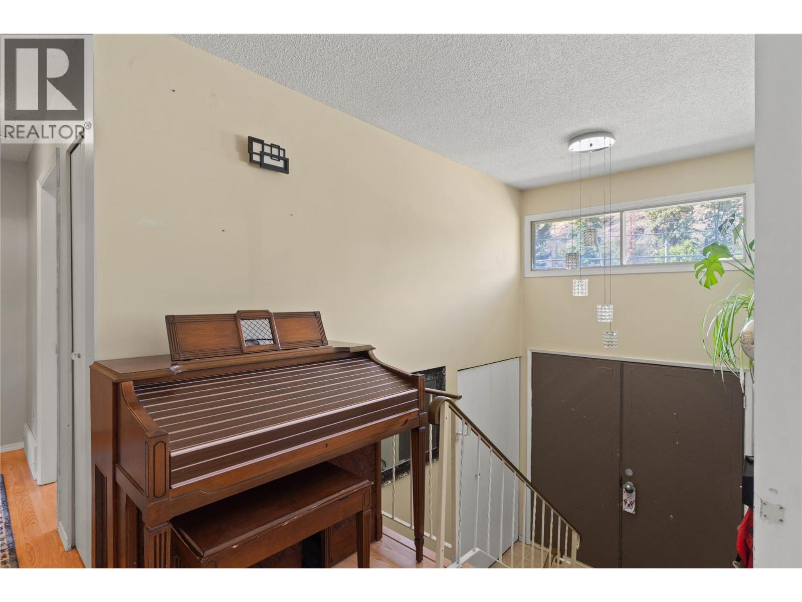 1680 Mt. Dufferin Drive Property Photo 3