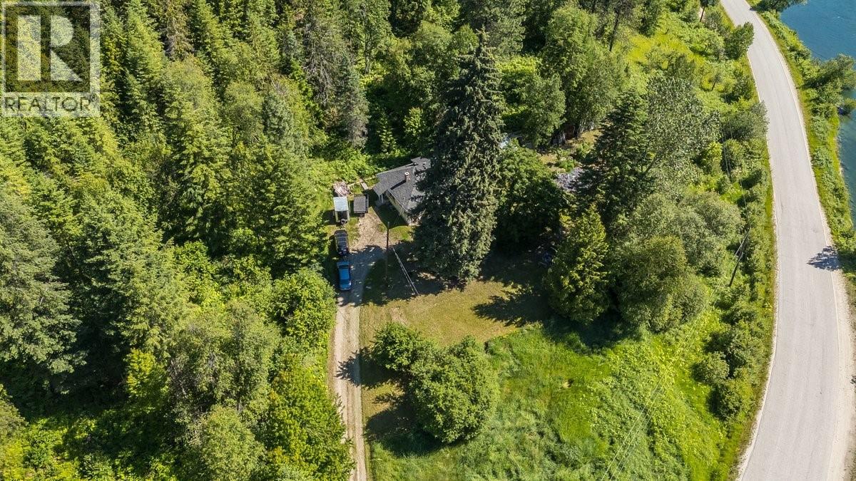 5875 Slocan River Road Property Photo 3