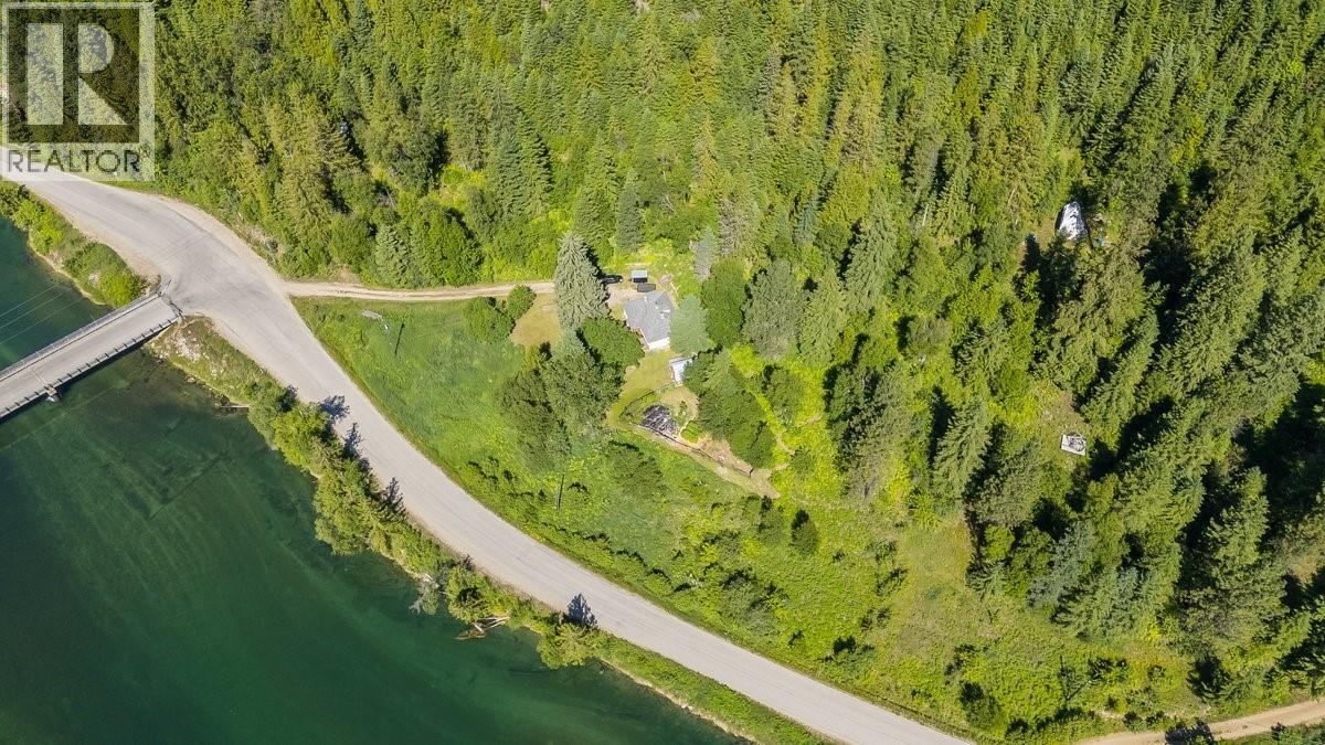 5875 Slocan River Road Property Photo 7