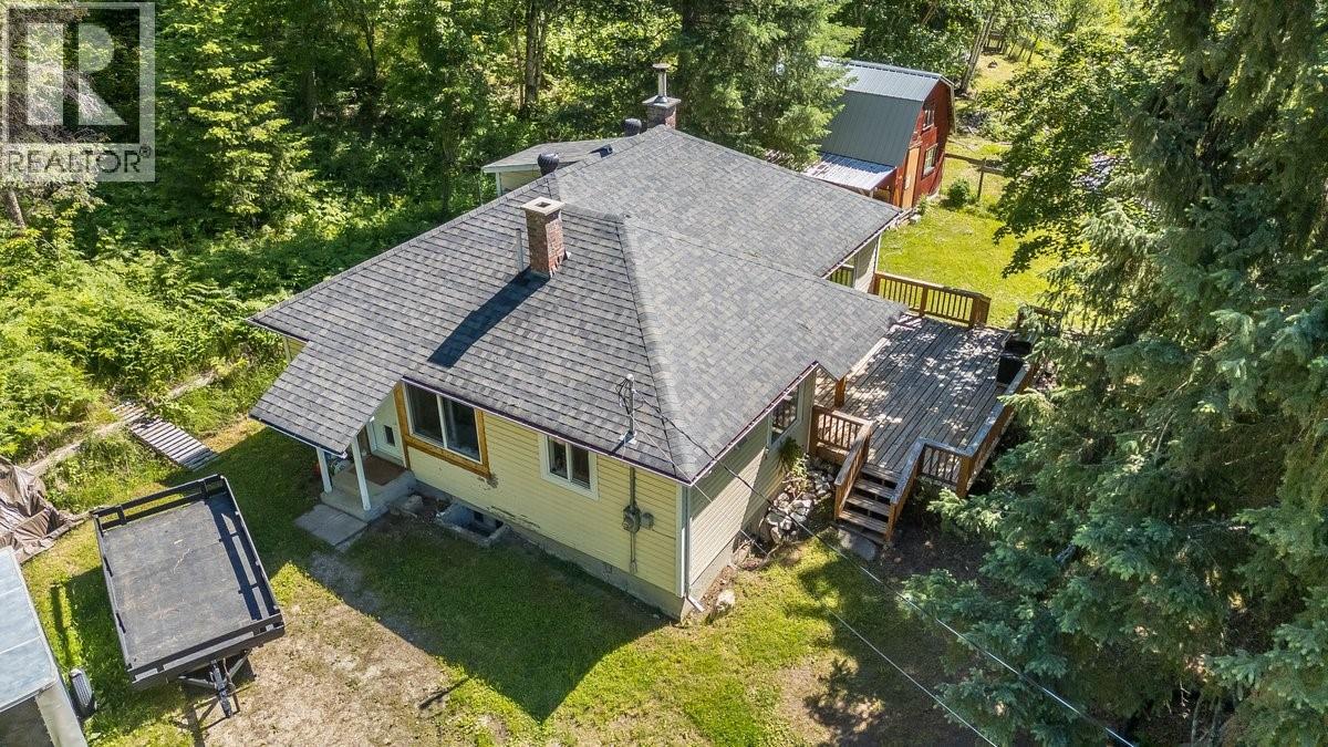 5875 Slocan River Road Property Photo 8