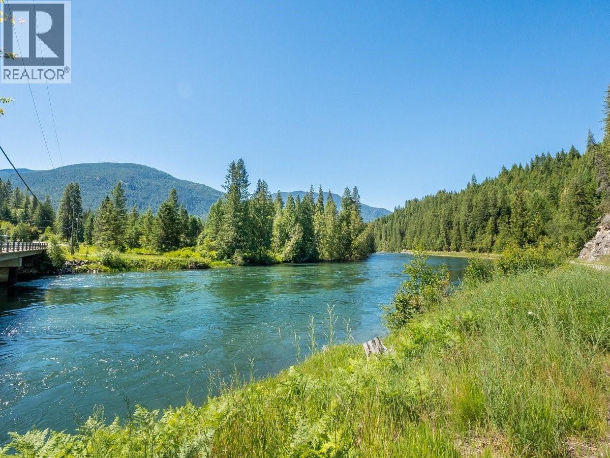 5875 Slocan River Road Property Photo 9