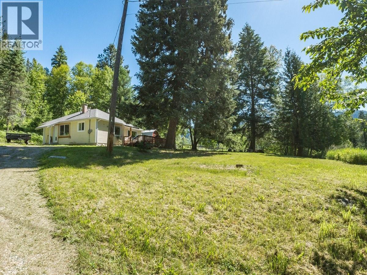 5875 Slocan River Road Property Photo 11