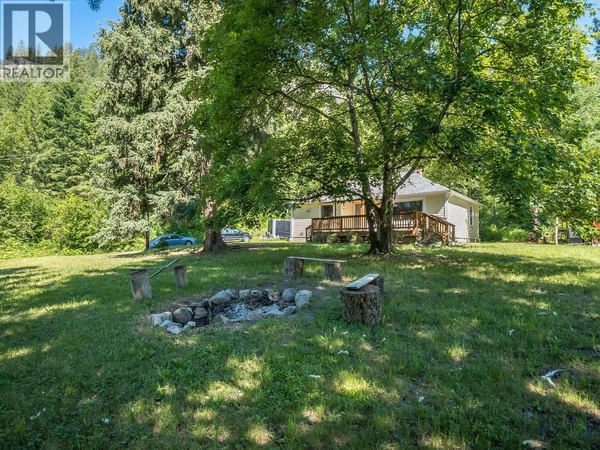 5875 Slocan River Road Property Photo 13