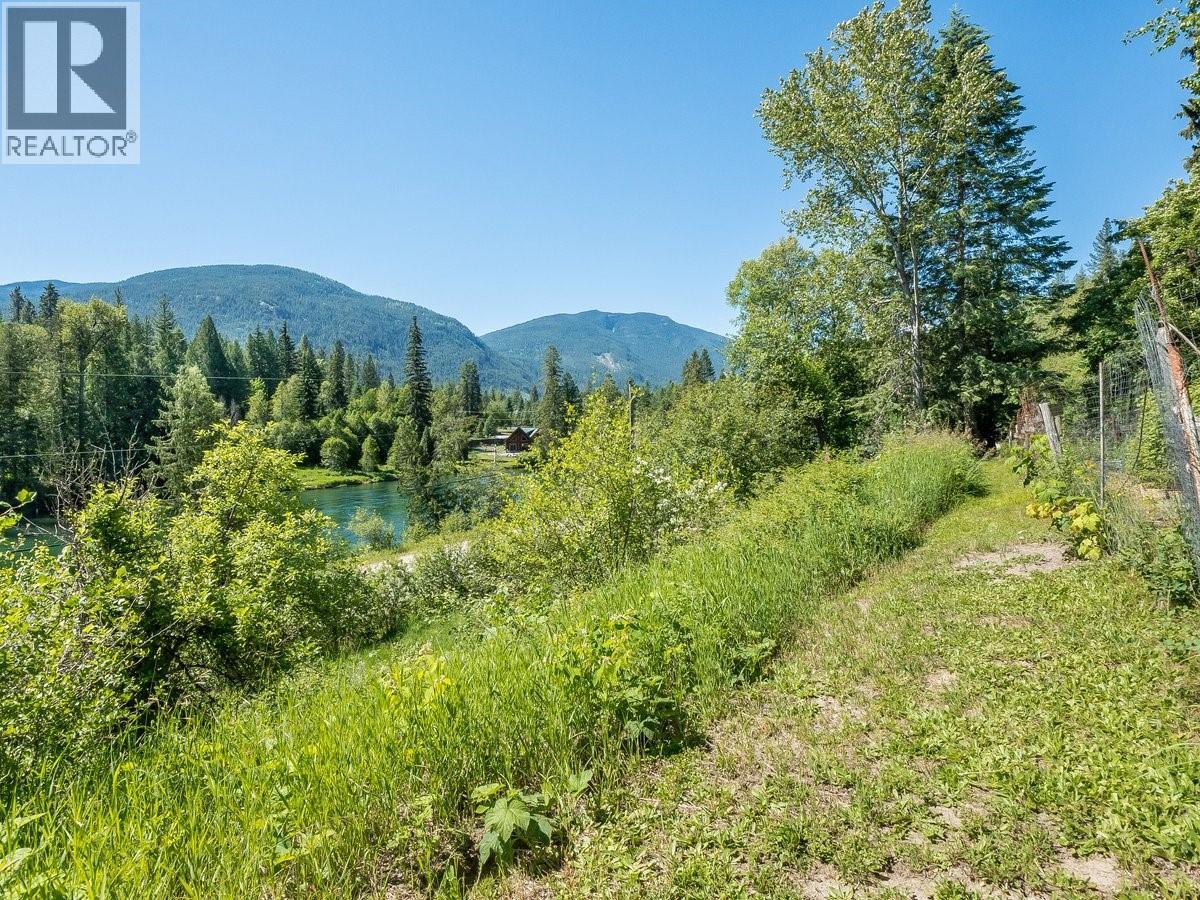5875 Slocan River Road Property Photo 14
