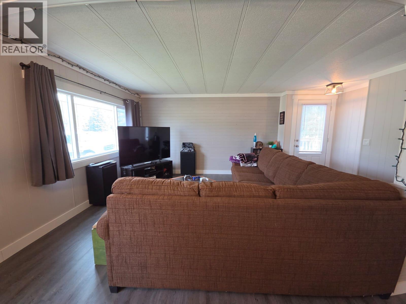 5117 43 Street Ne Property Photo 6