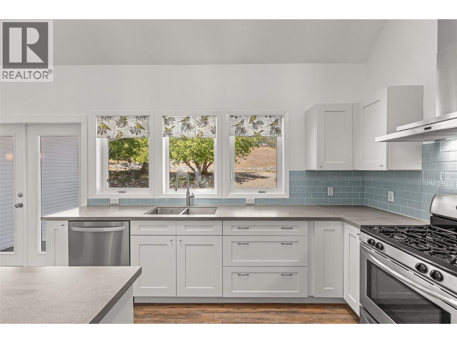 10421 Warren Road Property Photo 14