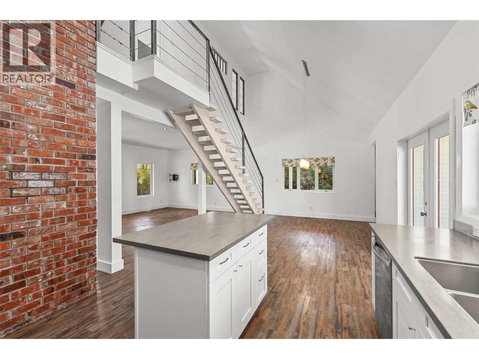 10421 Warren Road Property Photo 15