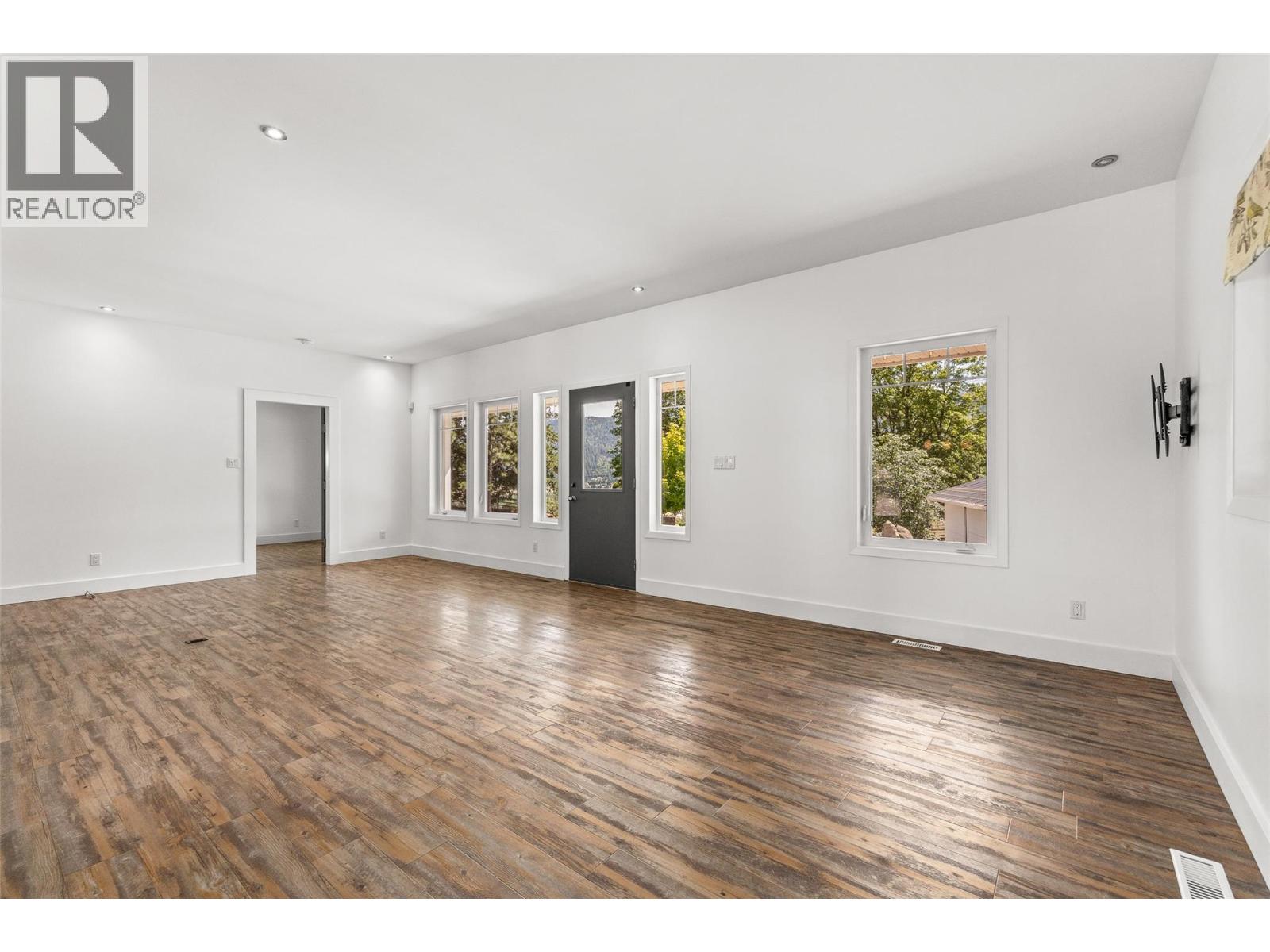 10421 Warren Road Property Photo 17