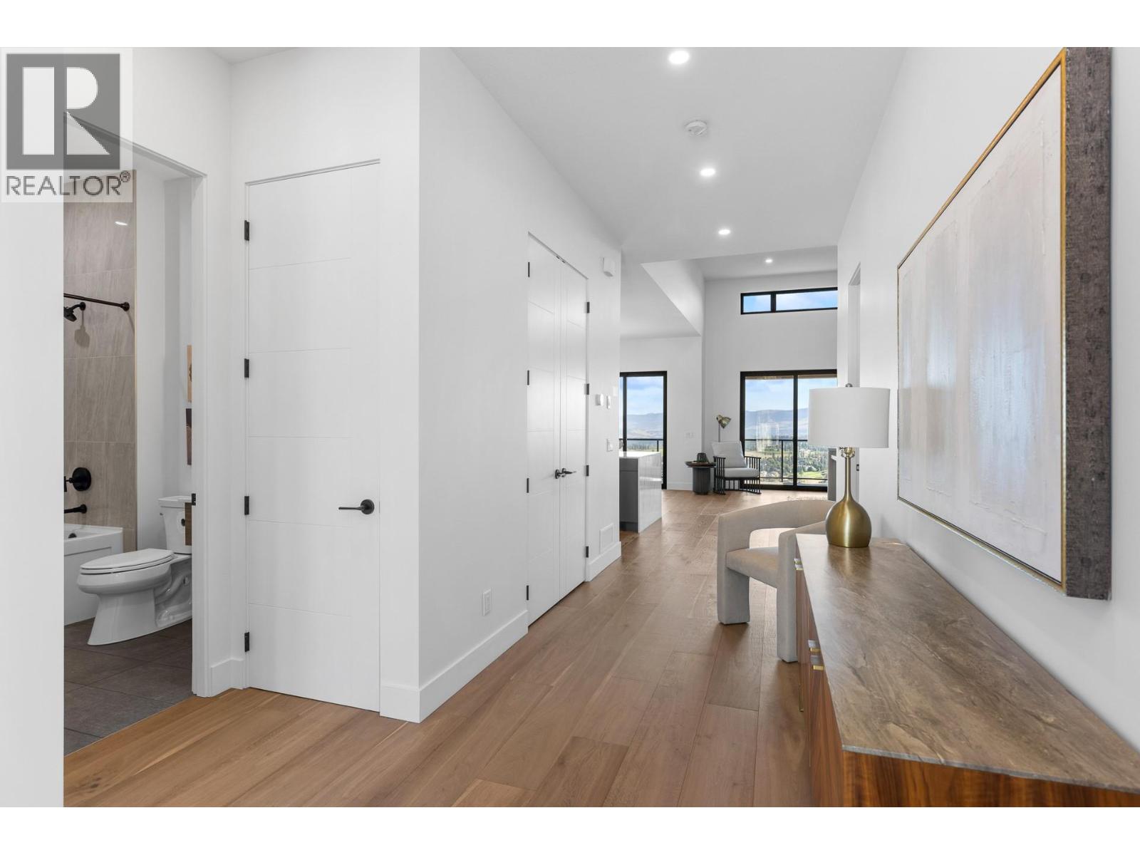 1042 Emslie Street Property Photo 2