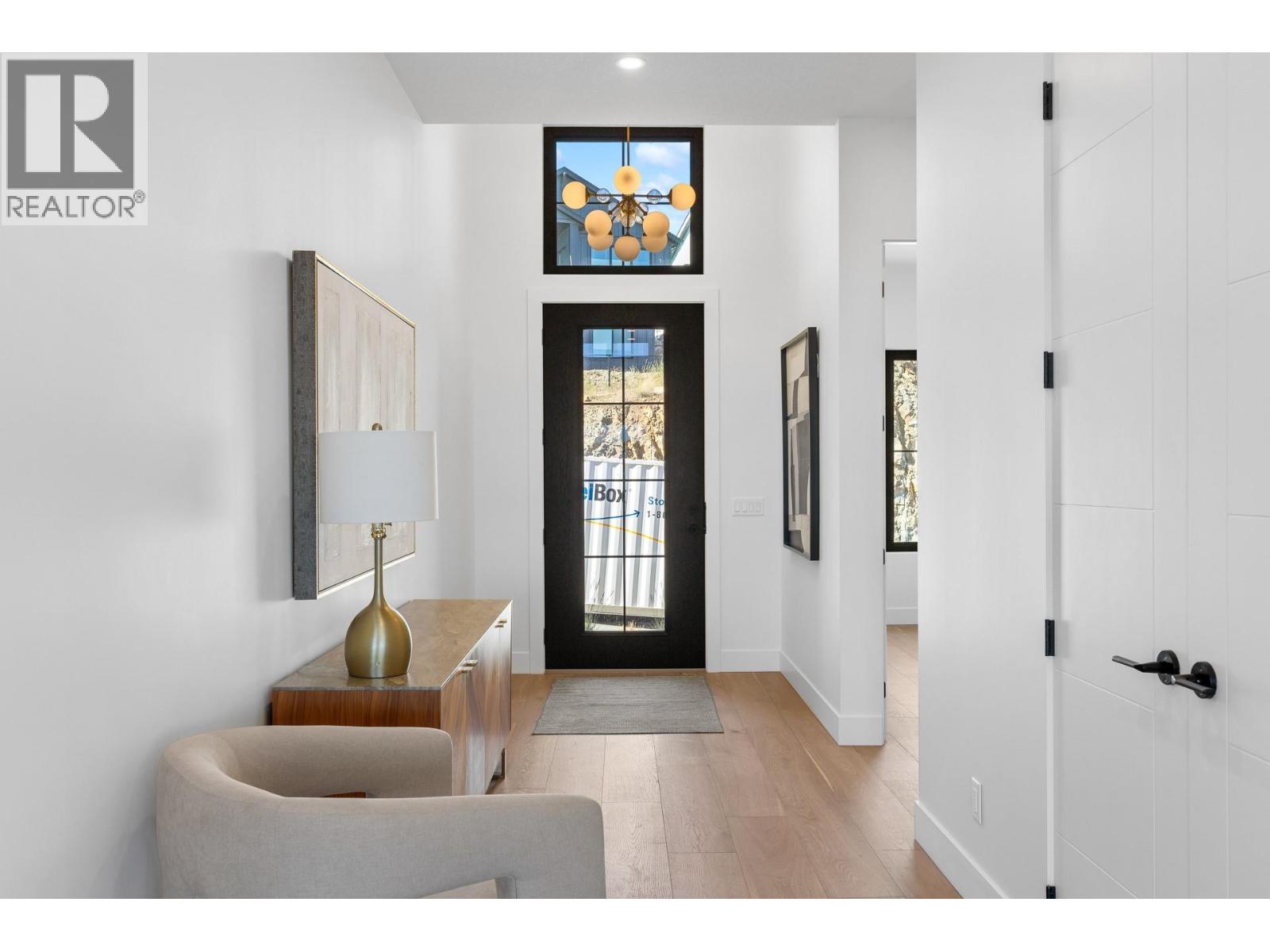1042 Emslie Street Property Photo 4