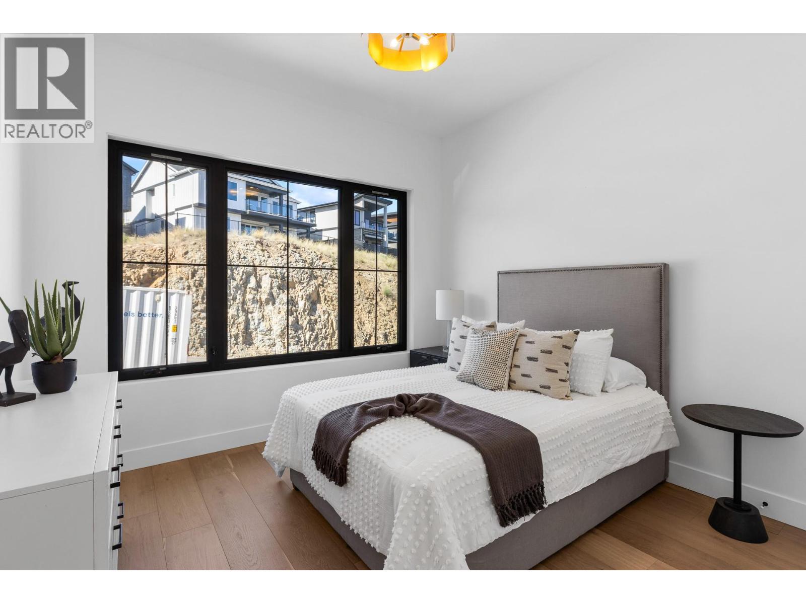 1042 Emslie Street Property Photo 5