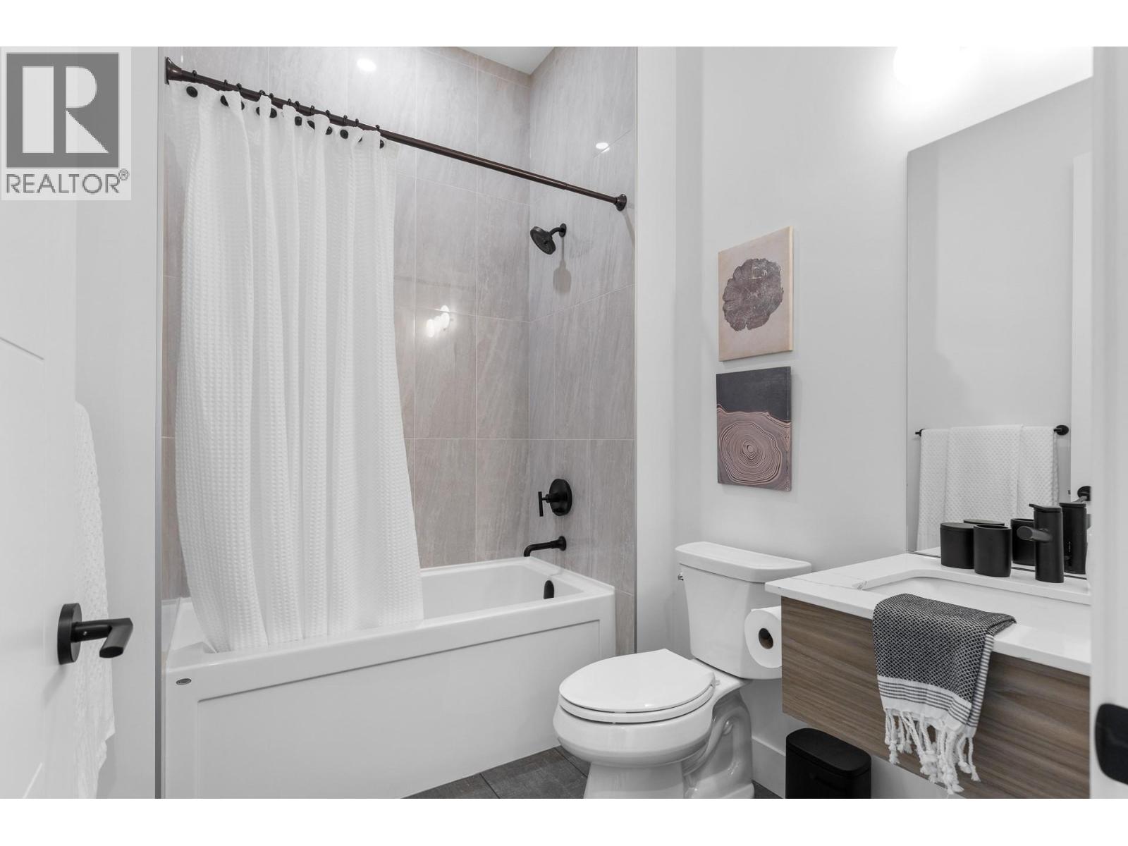1042 Emslie Street Property Photo 6
