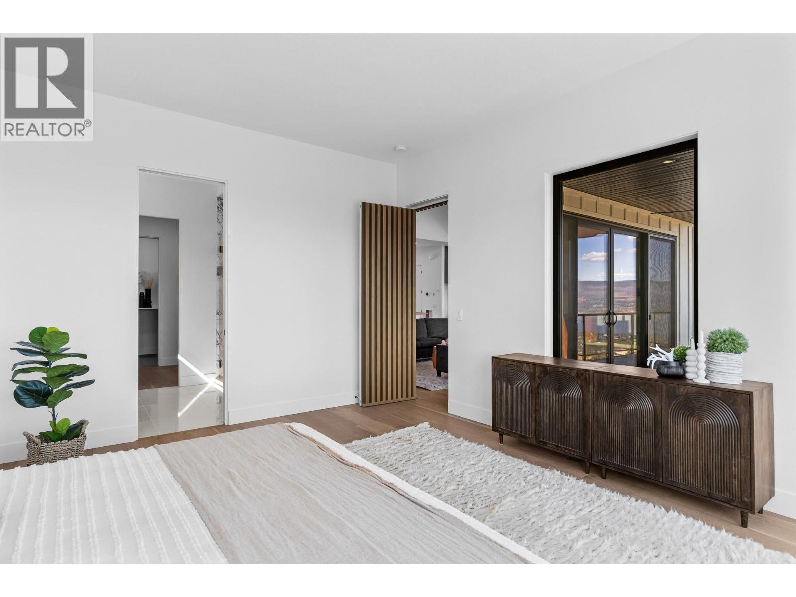 1042 Emslie Street Property Photo 24