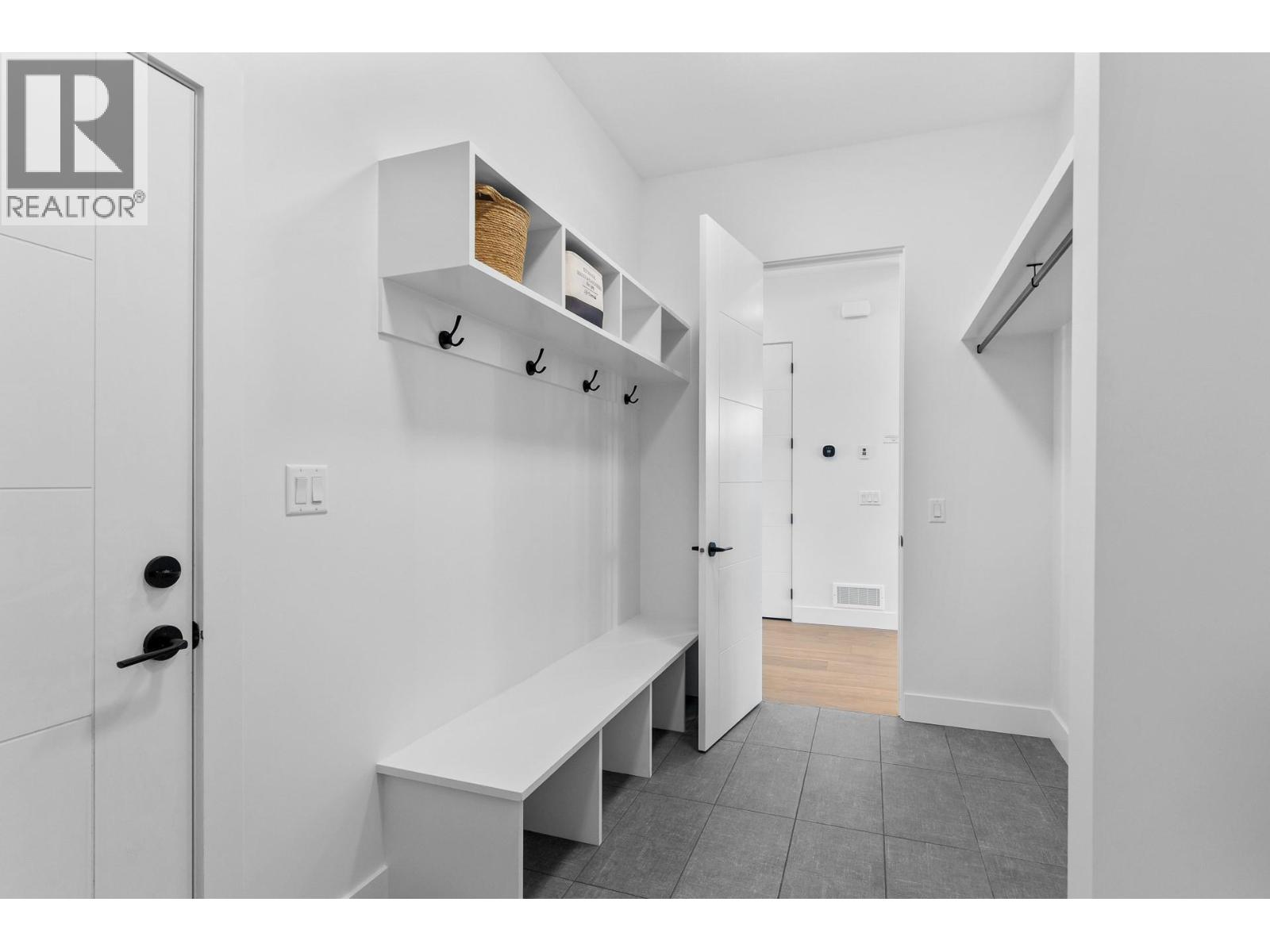1042 Emslie Street Property Photo 30