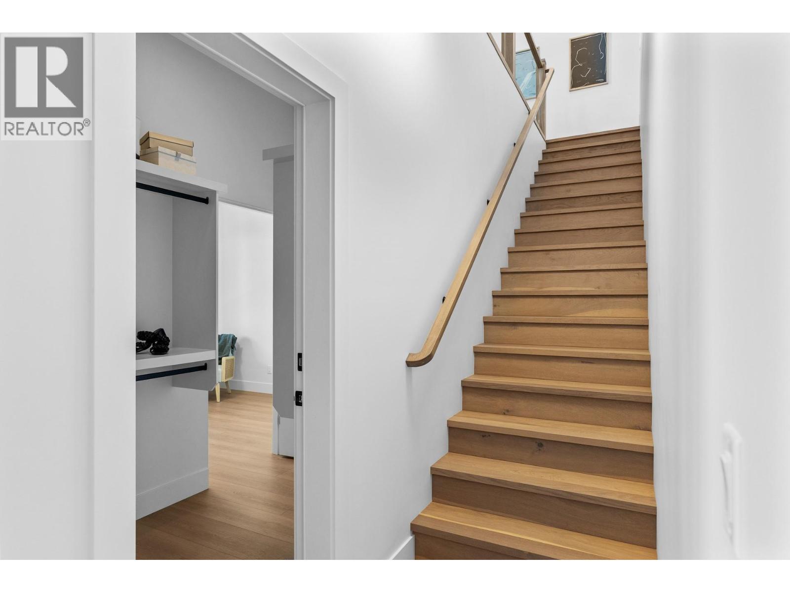 1042 Emslie Street Property Photo 31