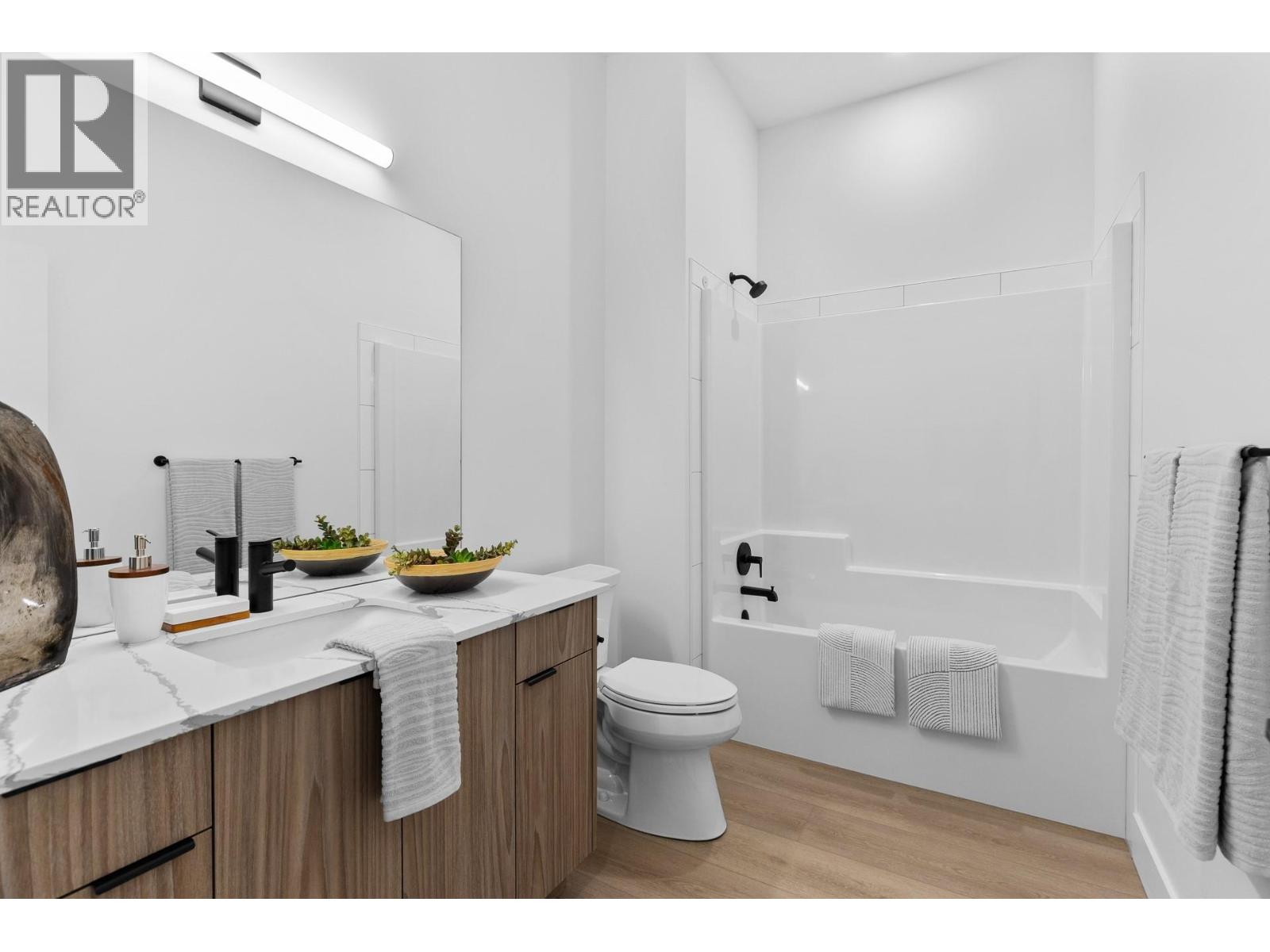 1042 Emslie Street Property Photo 35
