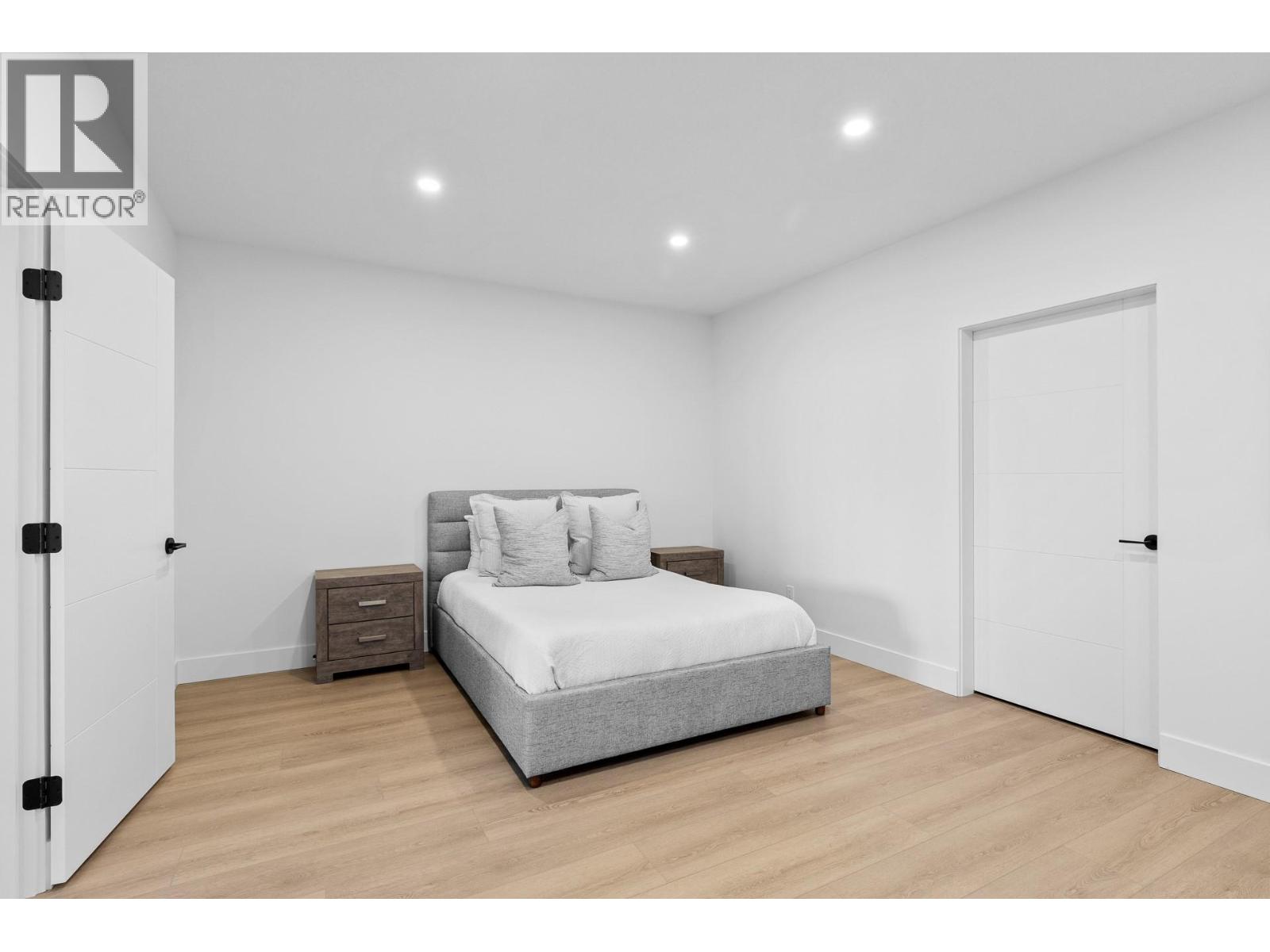 1042 Emslie Street Property Photo 36