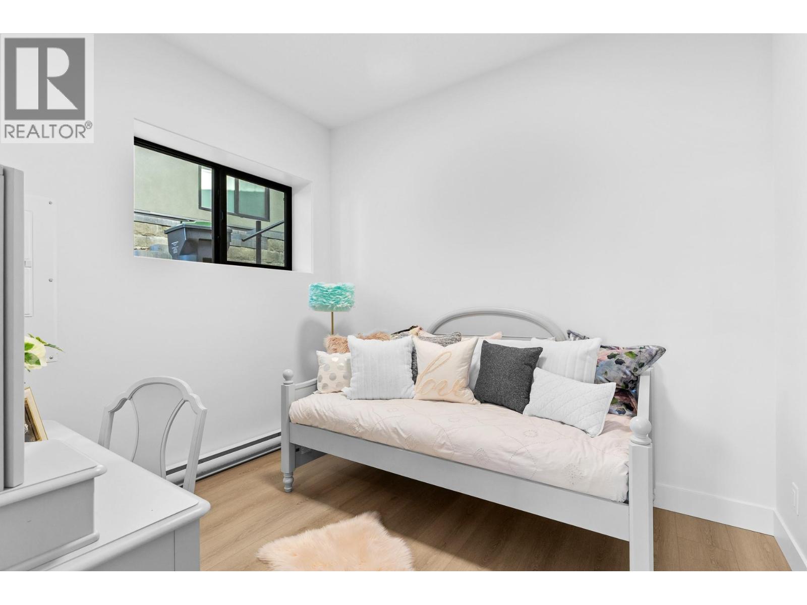 1042 Emslie Street Property Photo 40