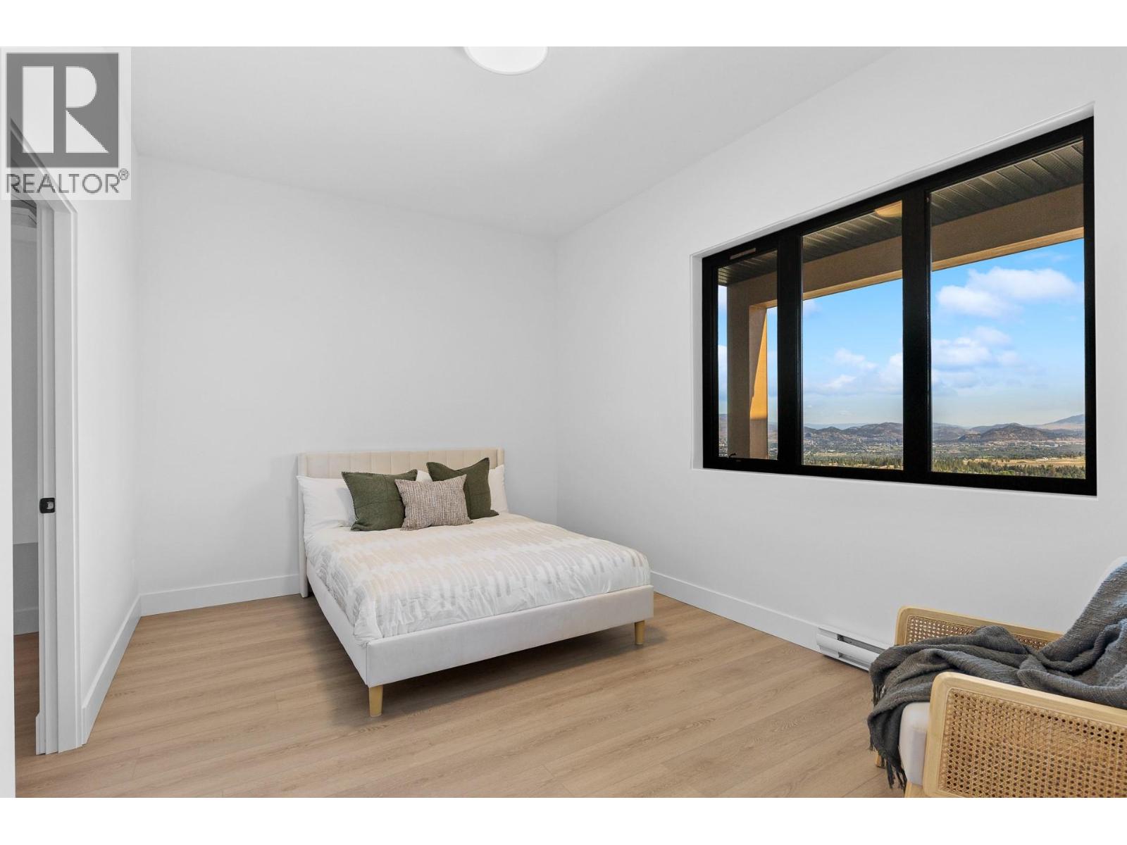1042 Emslie Street Property Photo 41