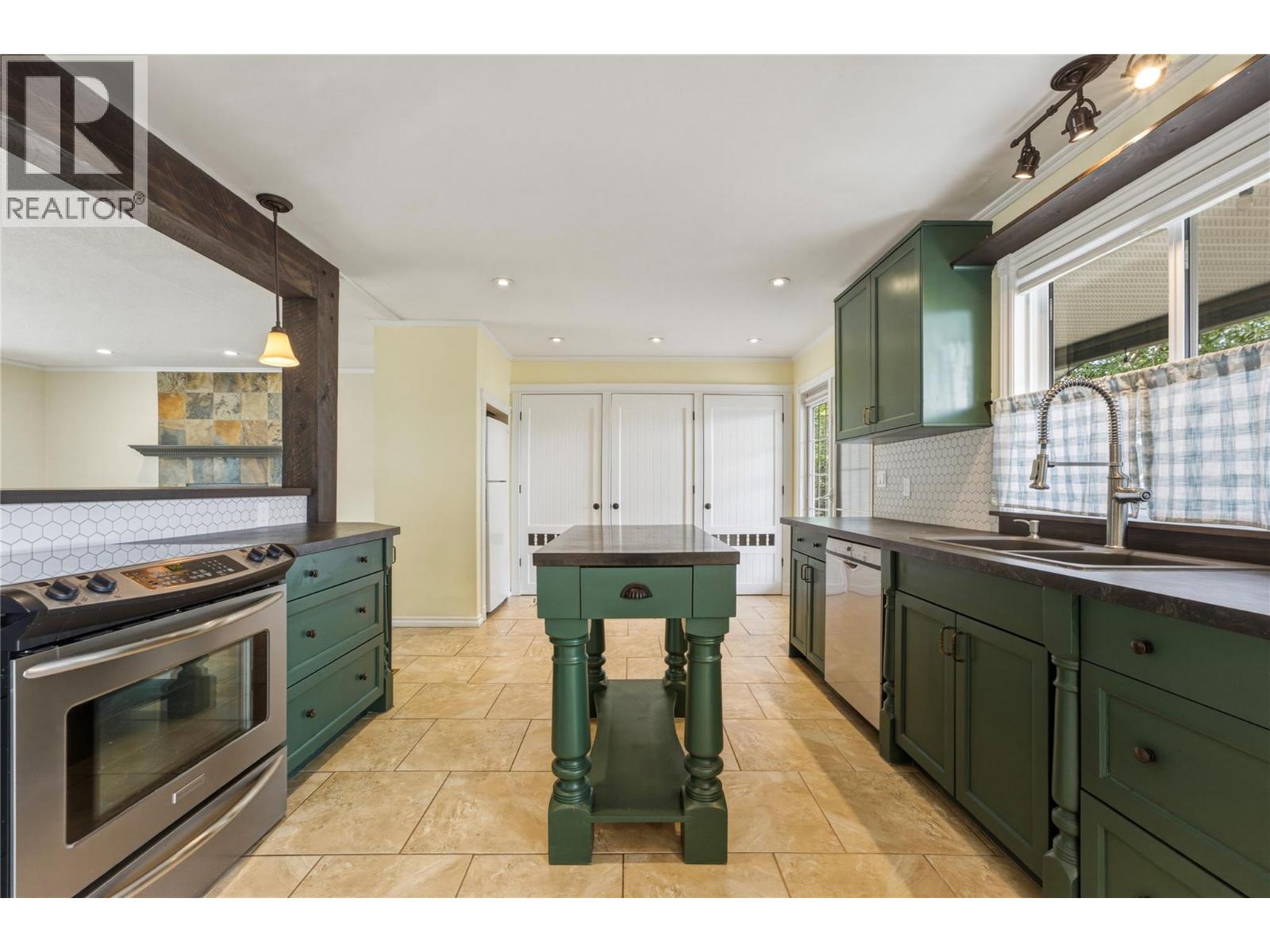 6864 Bryden Road Property Photo 15