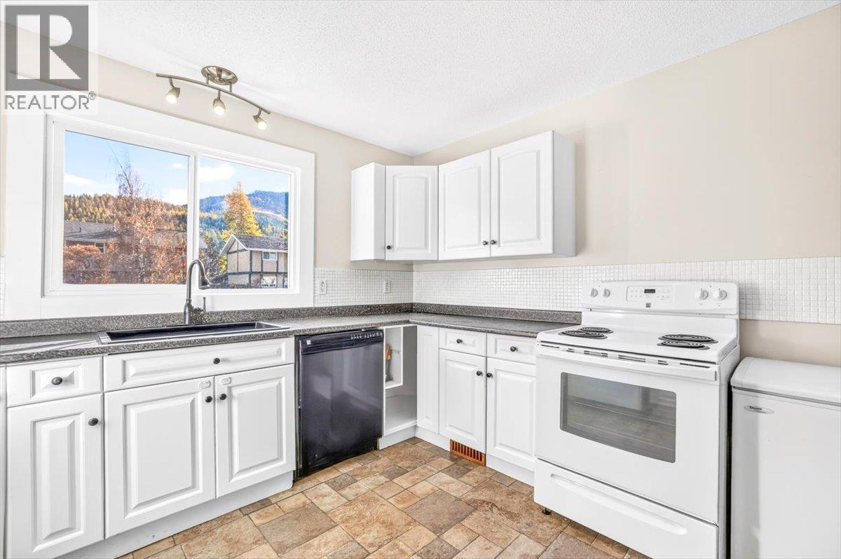 425b Mountain Ash Crescent Property Photo 14