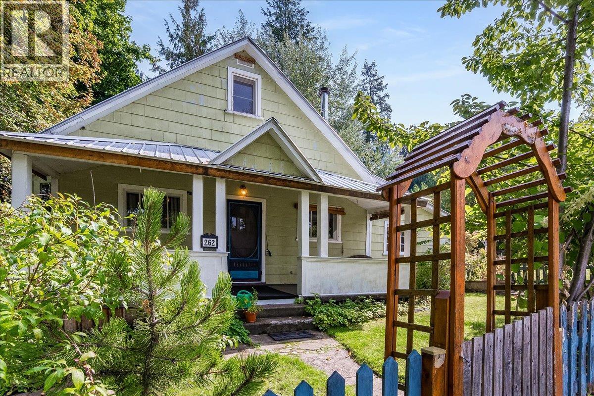262 2nd Avenue Property Photo 1