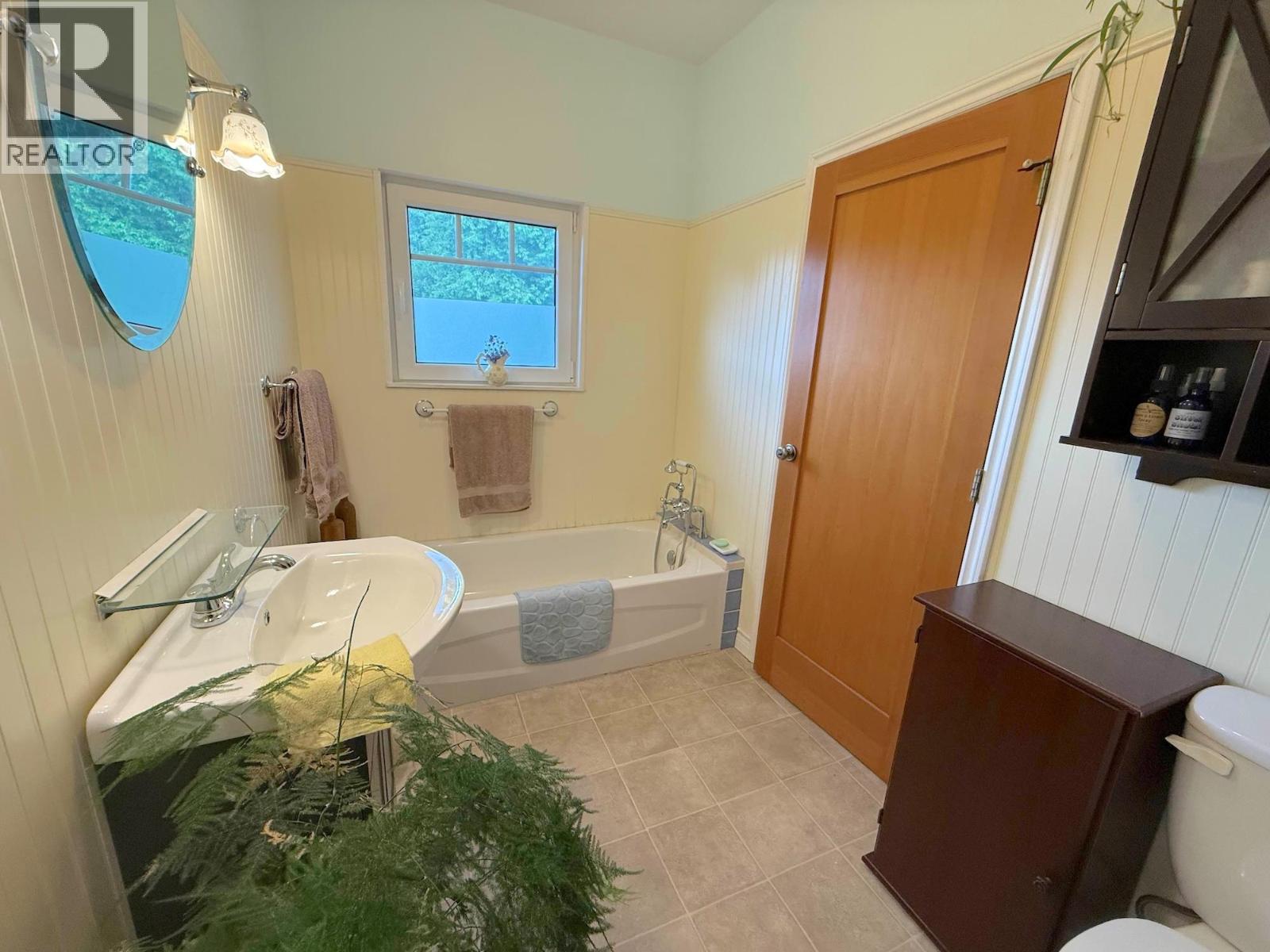 4240 Vancouver Avenue E Property Photo 9