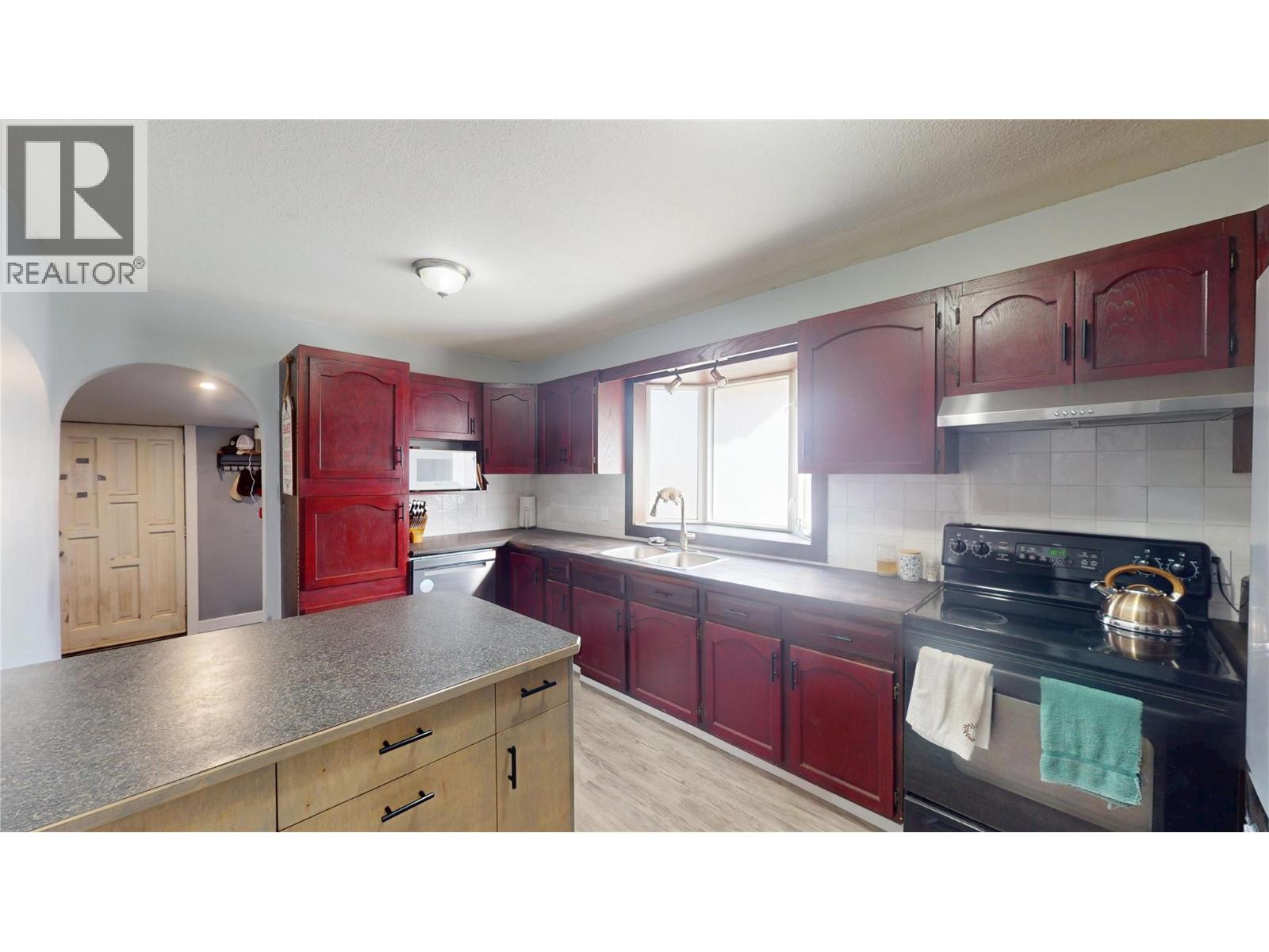 315 Kootenay Street N Property Photo 5