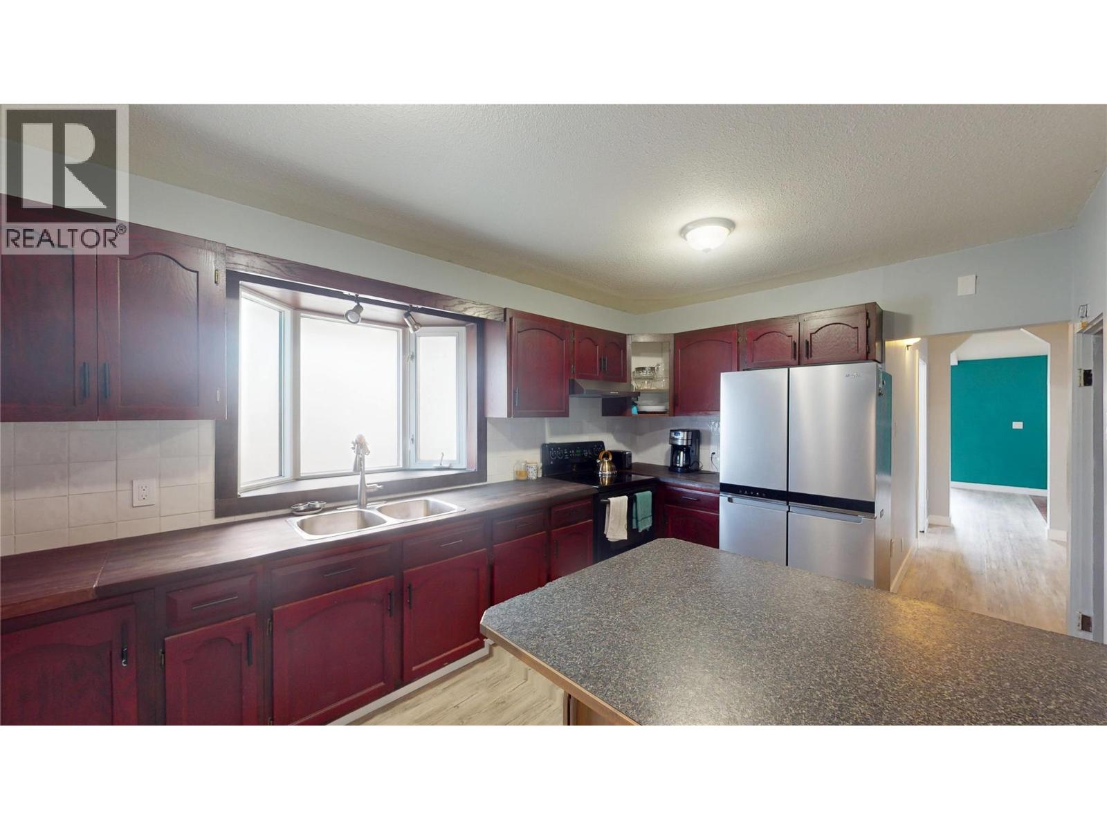 315 Kootenay Street N Property Photo 6