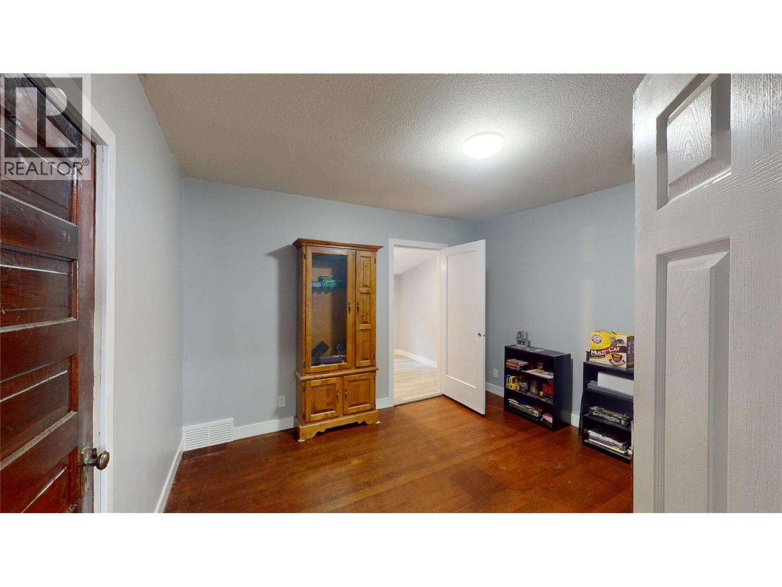 315 Kootenay Street N Property Photo 7