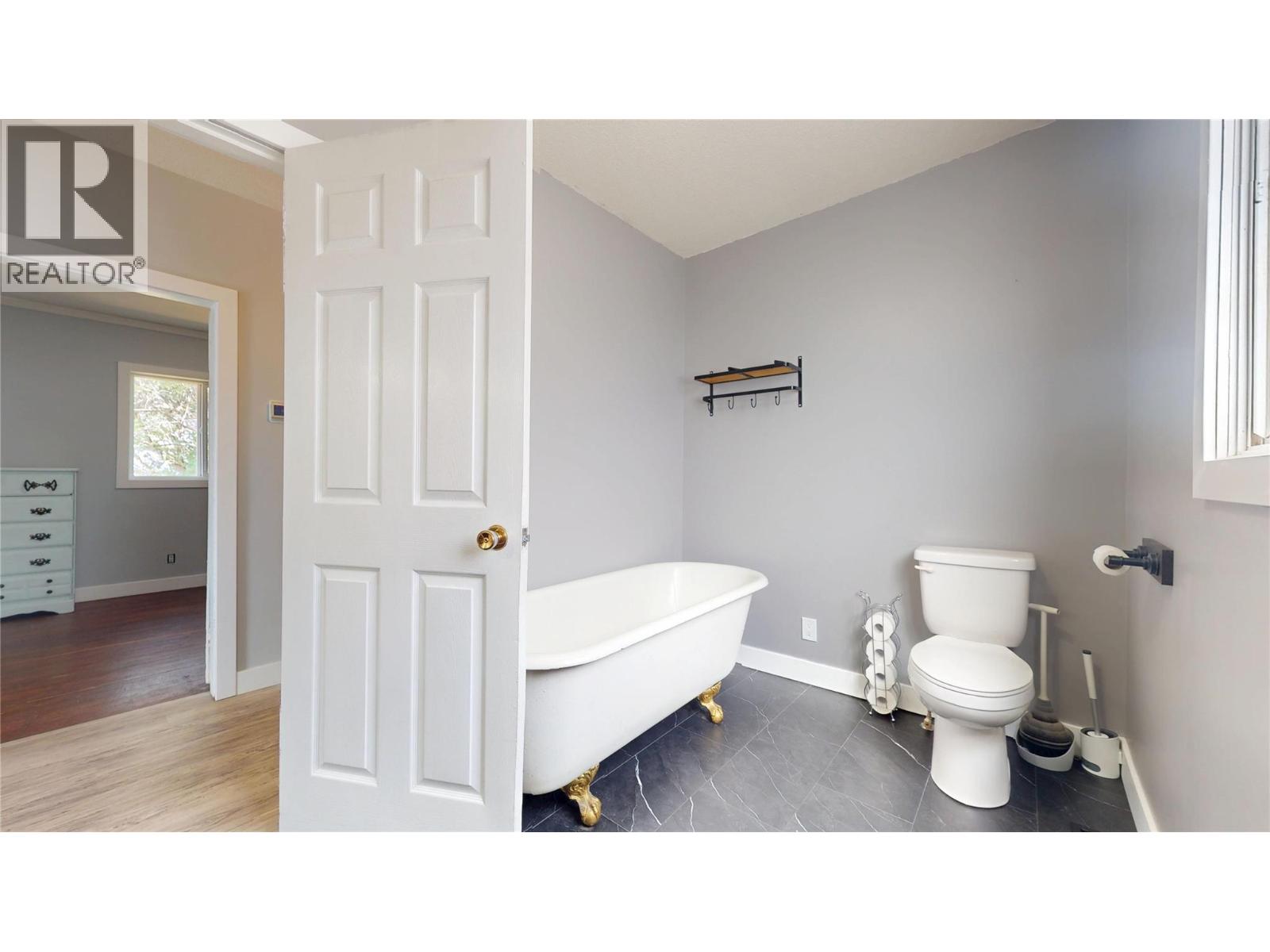 315 Kootenay Street N Property Photo 14