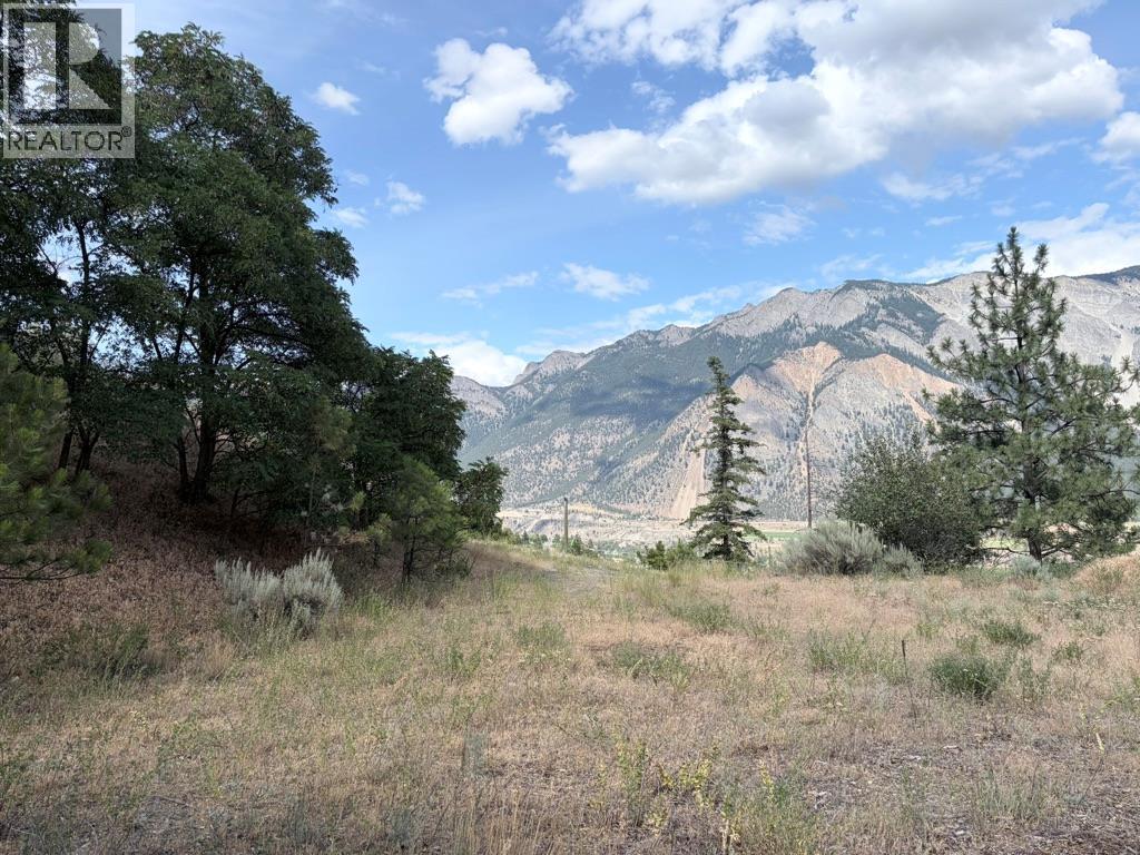 825 Columbia Street Property Photo 2