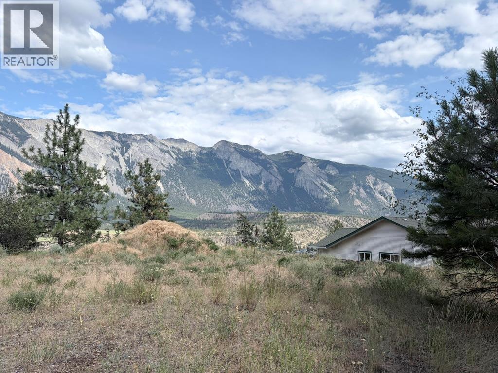 825 Columbia Street Property Photo 5