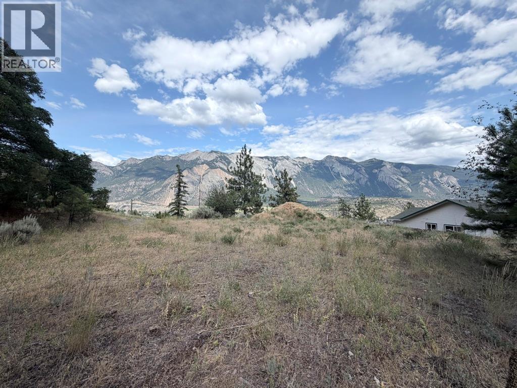 825 Columbia Street Property Photo 6