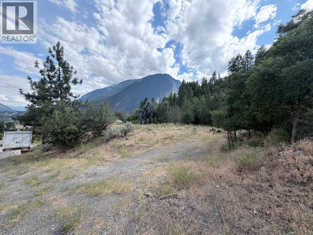 825 Columbia Street Property Photo 7