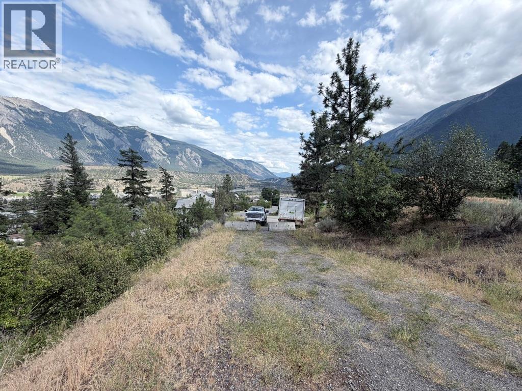 825 Columbia Street Property Photo 8