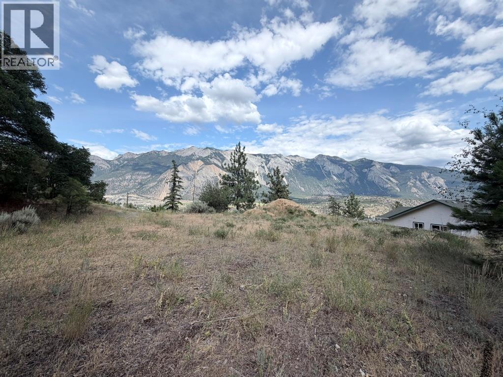 825 Columbia Street Property Photo 9
