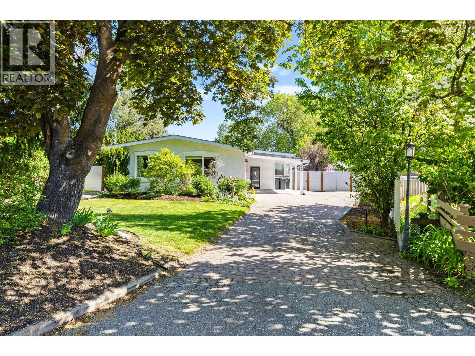 624 Armour Crescent Property Photo 1