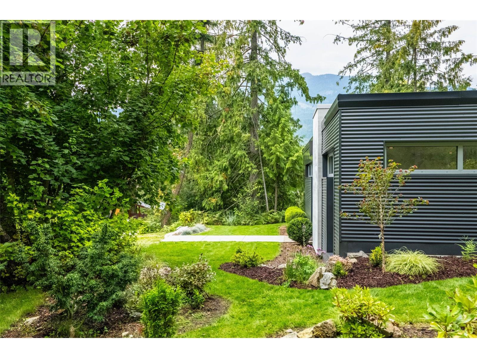 183-191 Kootenay Lake Road Property Photo 8