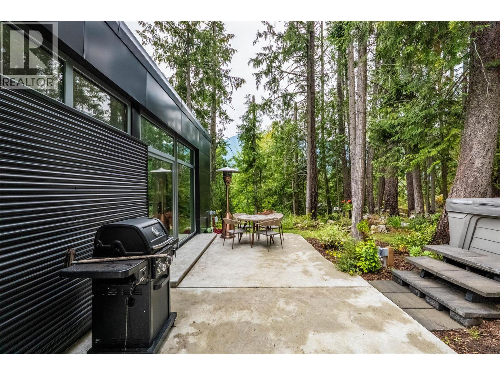 183-191 Kootenay Lake Road Property Photo 10